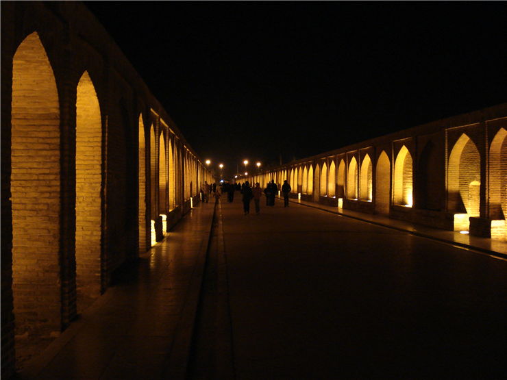 Siosepol Inner View At Night